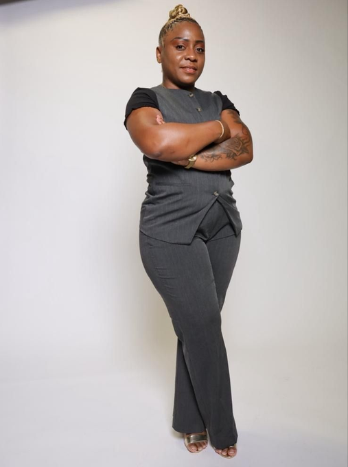 Personne arborant une coiffure caractérisée par des mèches courtes aux motifs complexes qui se prolongent en pointes plus longues et éclaircies.