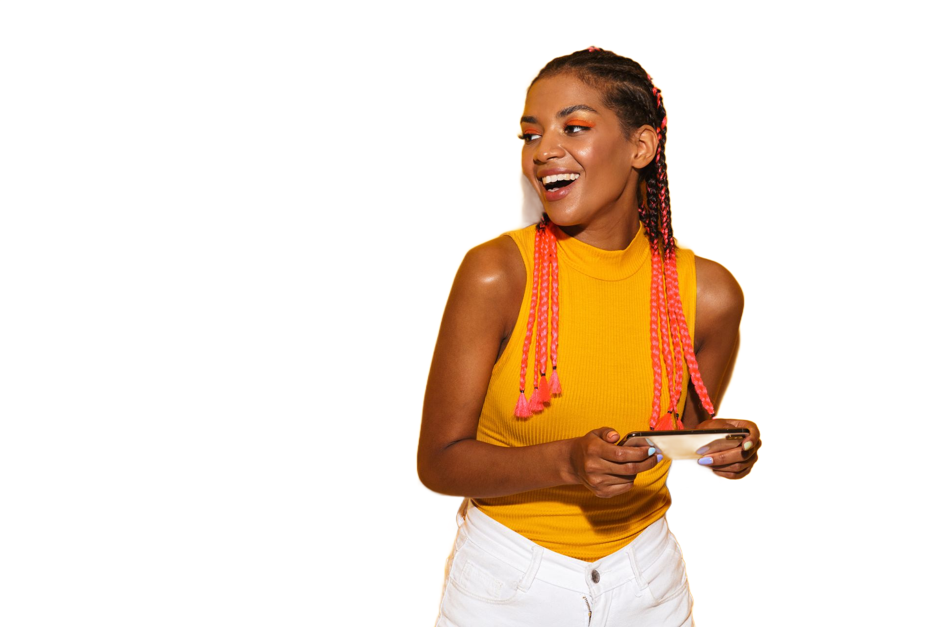 Femme en haut jaune et tresse tenant un téléphone.