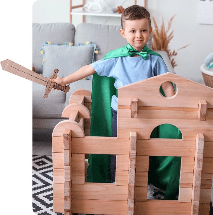petit enfant protégeant sa maison de bois