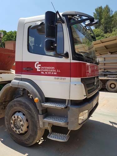 Camión volquete blanco y rojo estacionado al aire libre en una obra de construcción