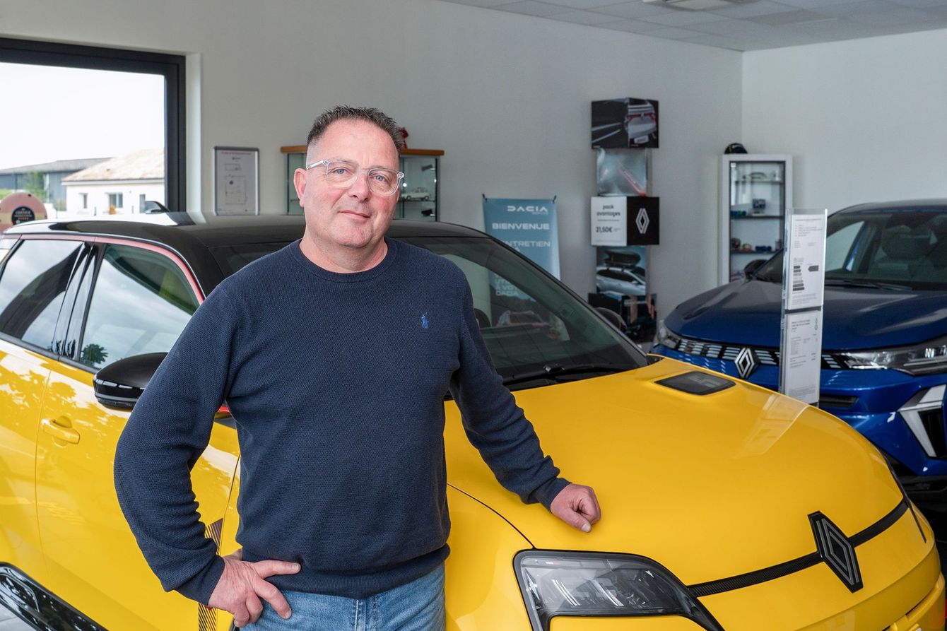 Voiture Dacia, dans le showroom du garage