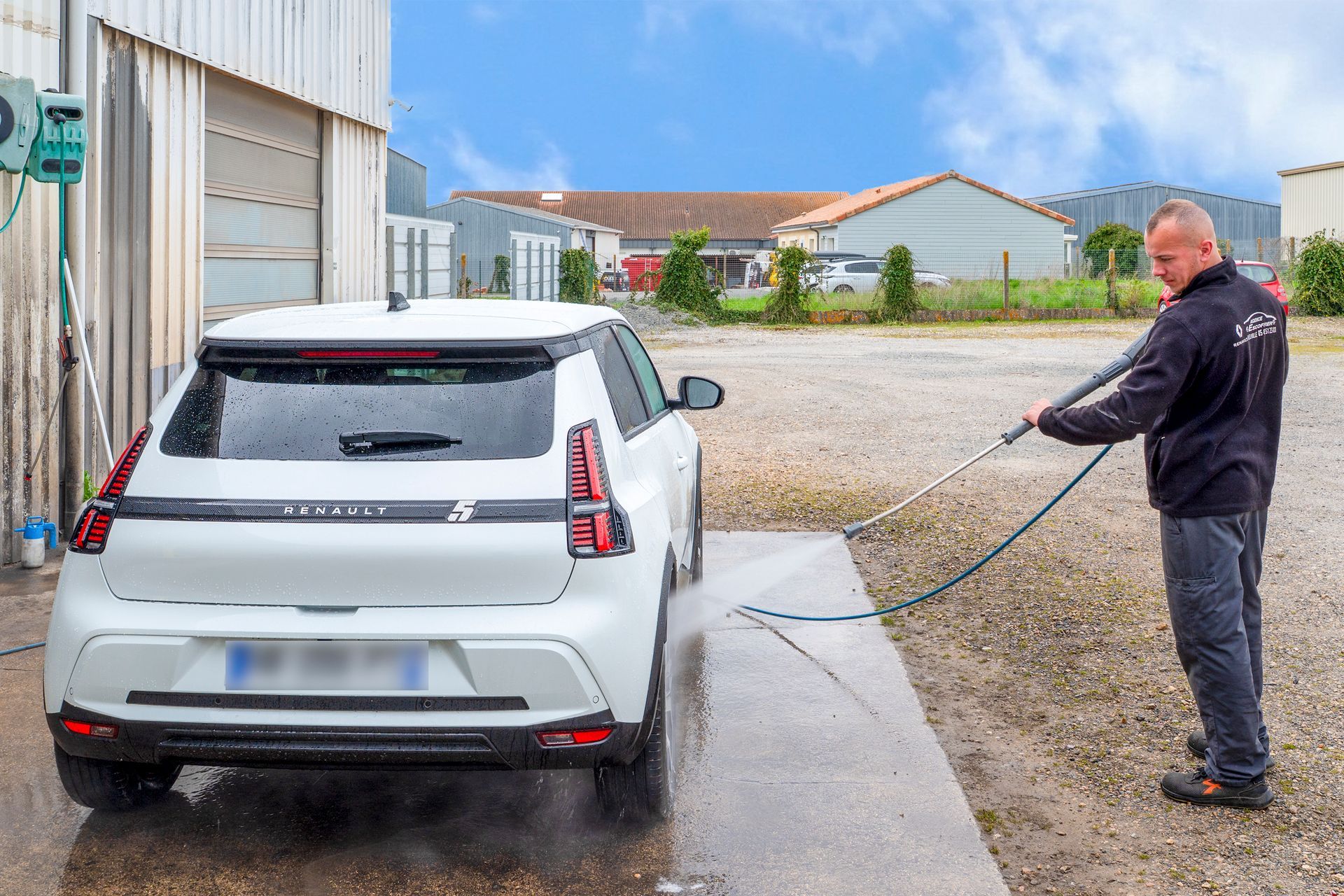 Voiture rouge dans des rouleaux de nettoyage