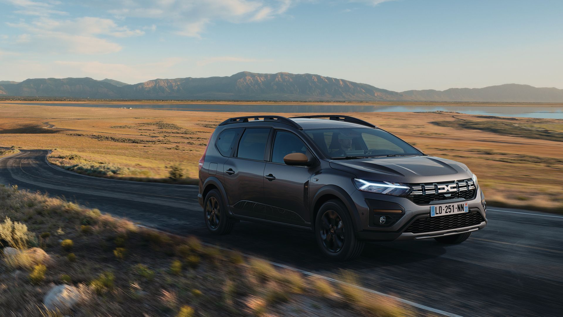 Dacia Jogger sur une route, avec paysage de montagne