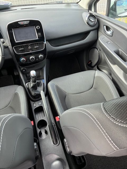 Voiture jaune sous la pluie