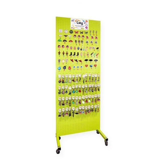 Un expositor verde con muchos pendientes.