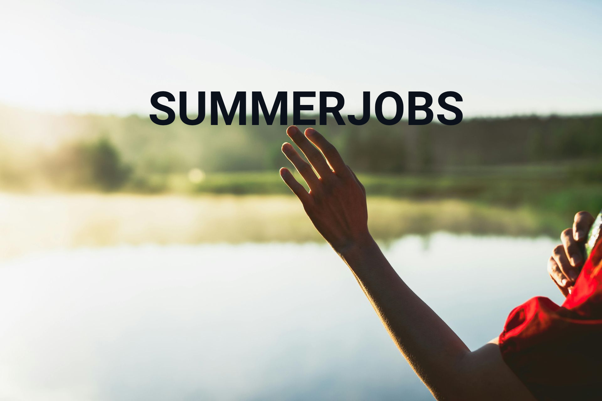 Henkilö ojentaa kätensä kohti sanaa 