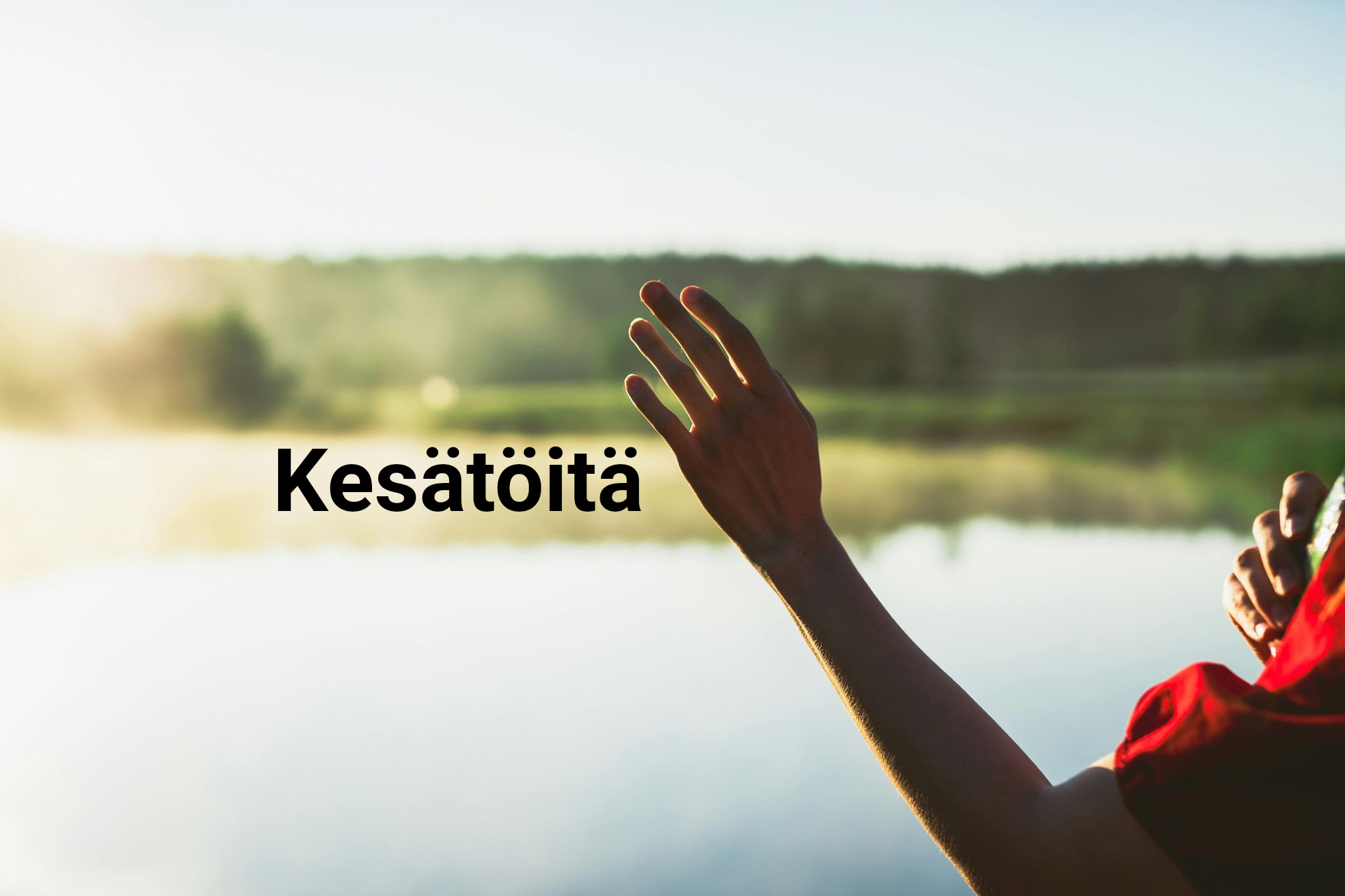 Käsi ojentaa kätensä kohti järveä auringonnousun aikaan, veden päällä teksti 