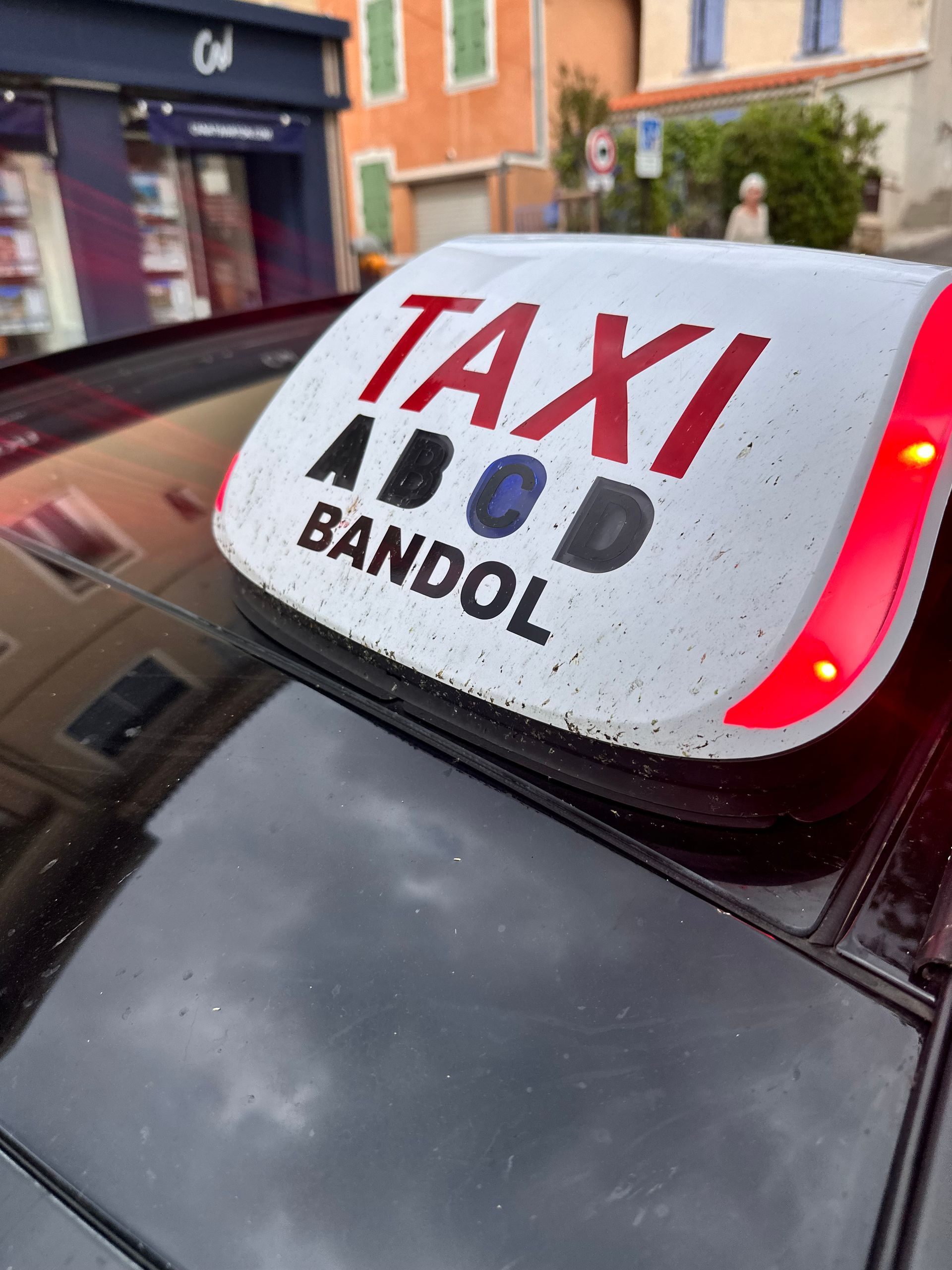 Panneau de toit de taxi à Bandol.