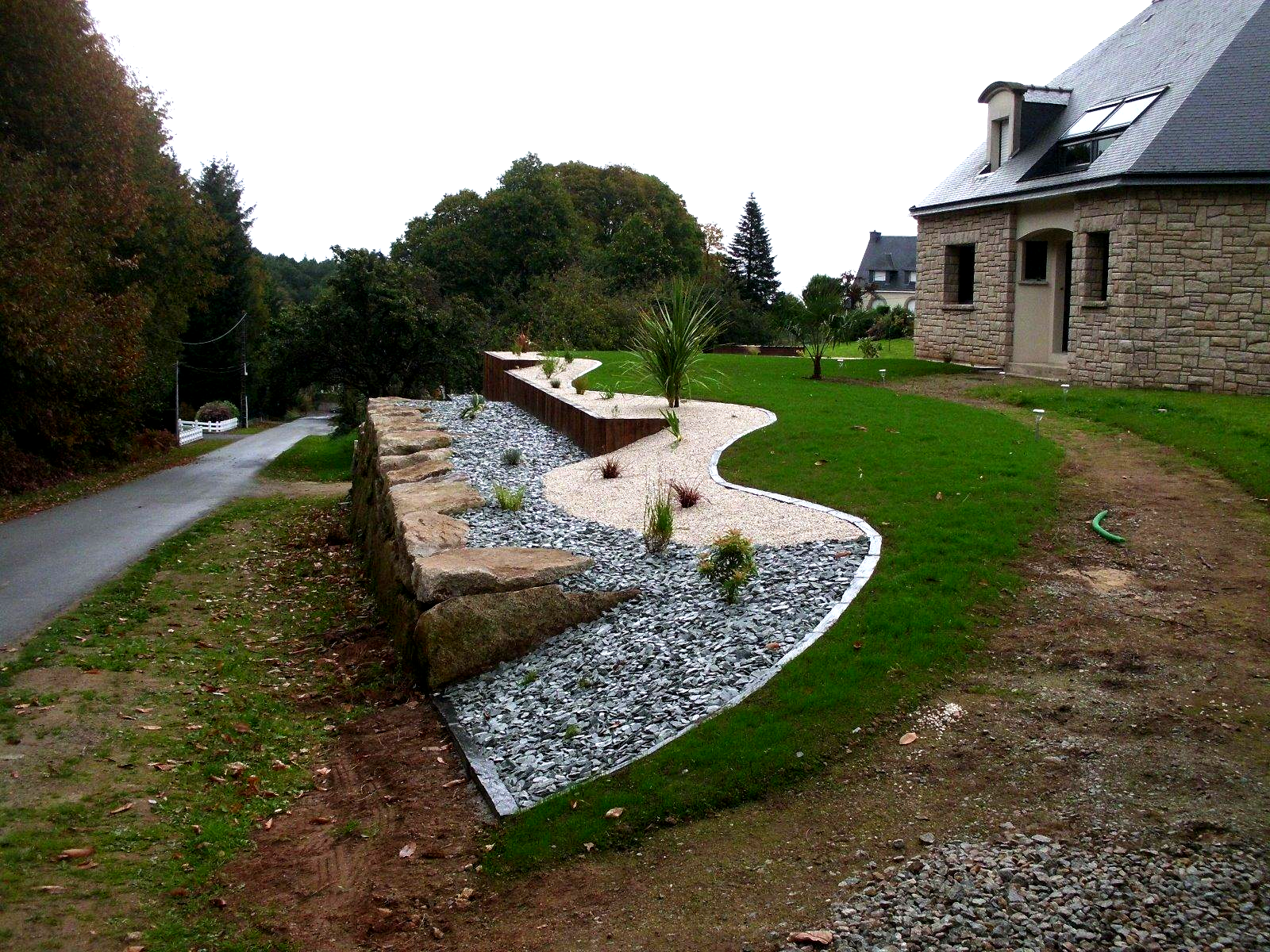 Engazonnement et décor minéral