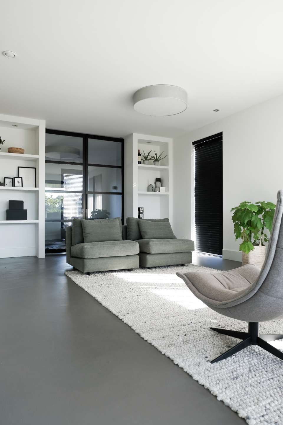 Graues Wohnzimmer mit Betonoptik versehen