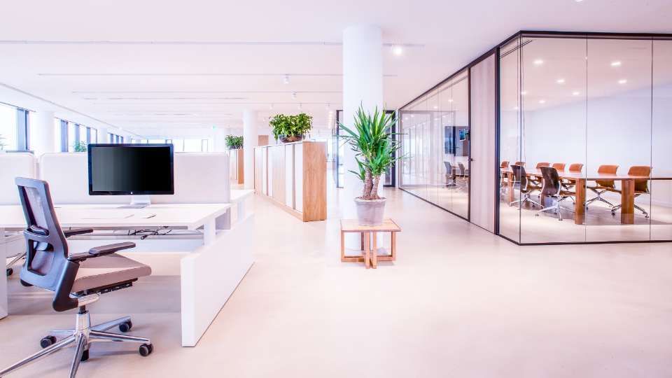 Basebeton im hellen Büro