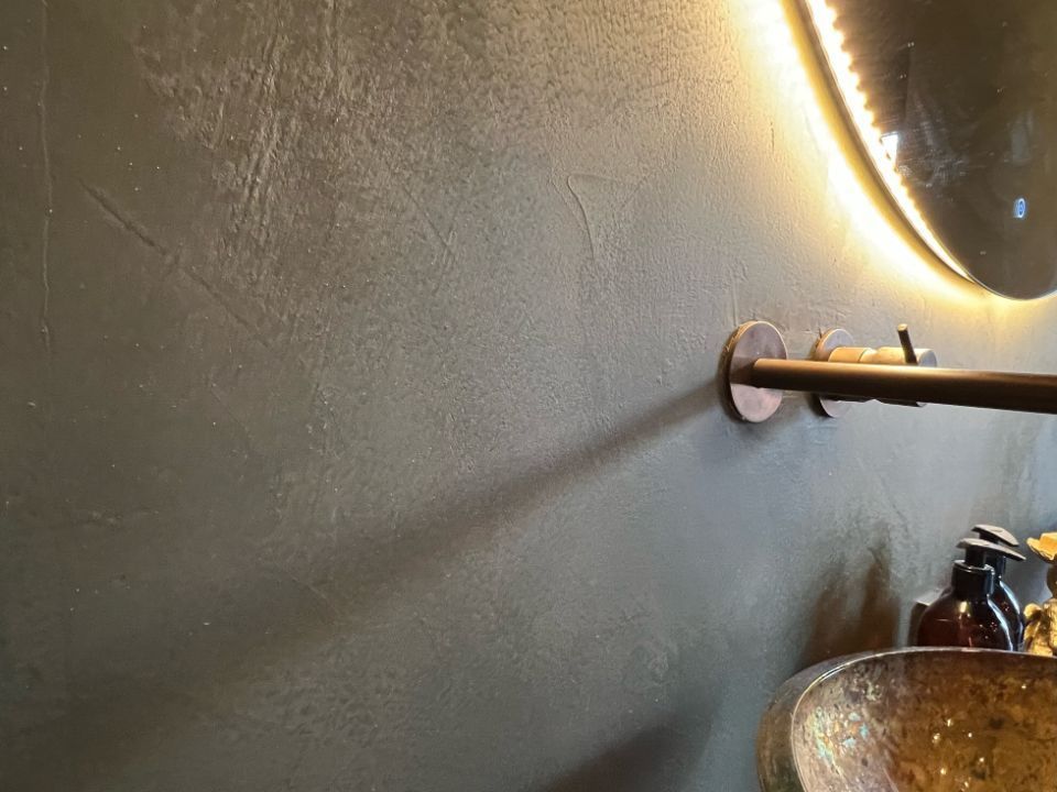 Luxus Badezimmerwand mit Oxidestuc
