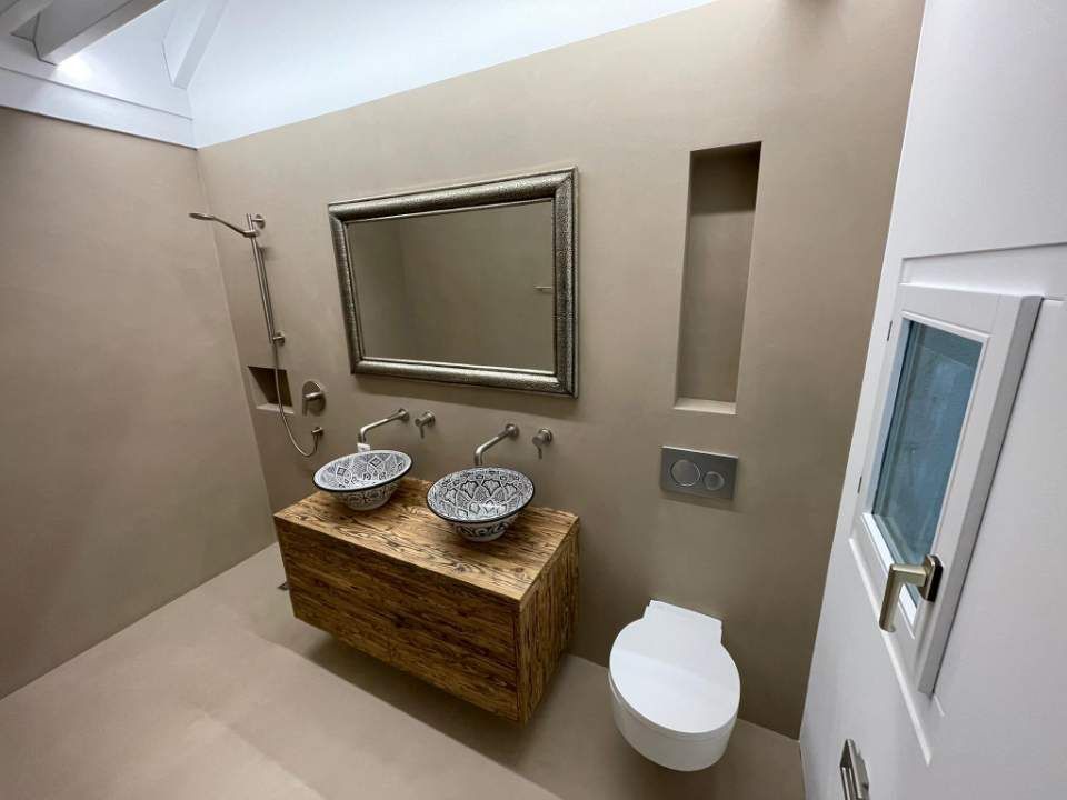 Badezimmer mit Betonspachtel in warmen Farben