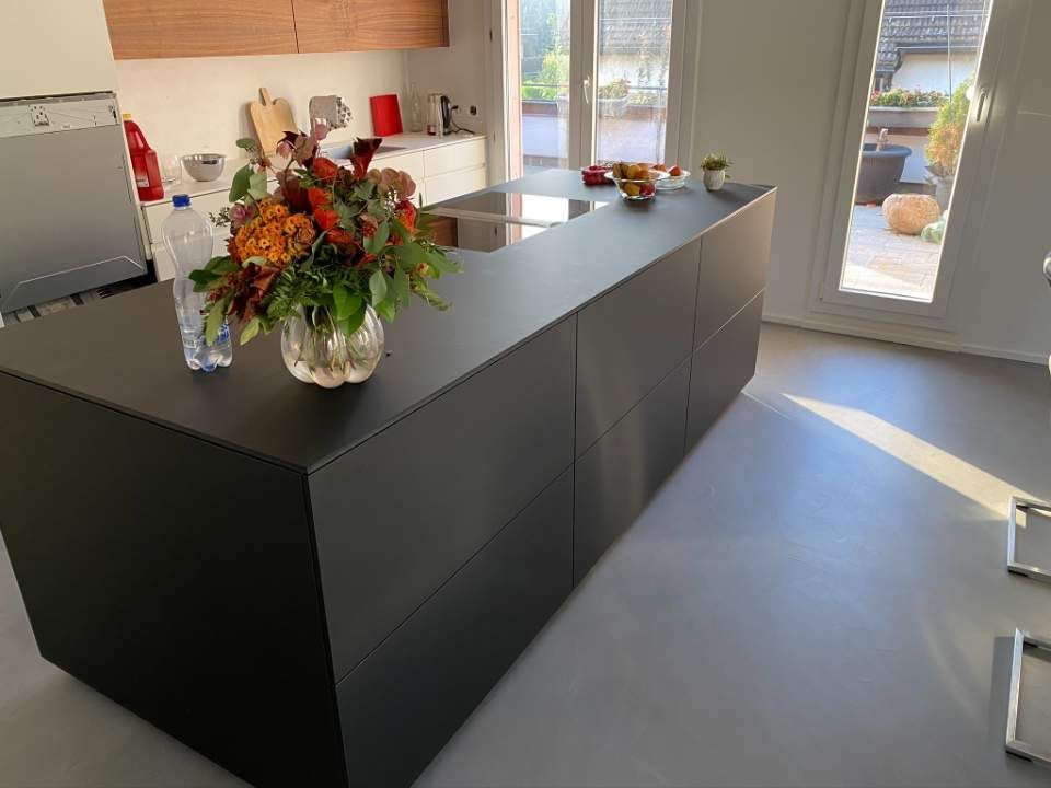 Eingangshalle mit Boden aus Betonspachtel