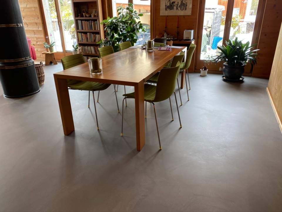 Dunkelgrauer Boden aus Betonspachtel