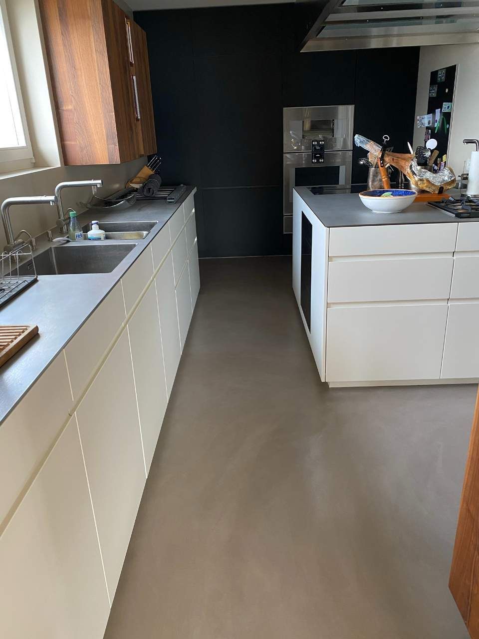 Grosse Küchenzeile mit Betonspachtelboden