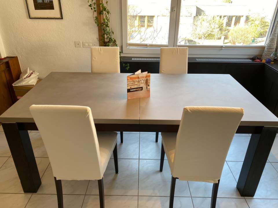 Küchentisch in dunkler Optik