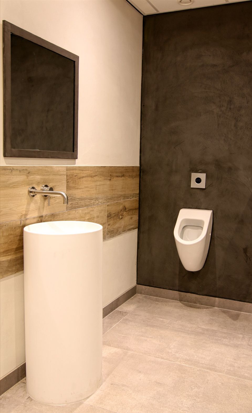 Beton Ciré von Major StoneAge GmbH in der öffentlichen Toilette