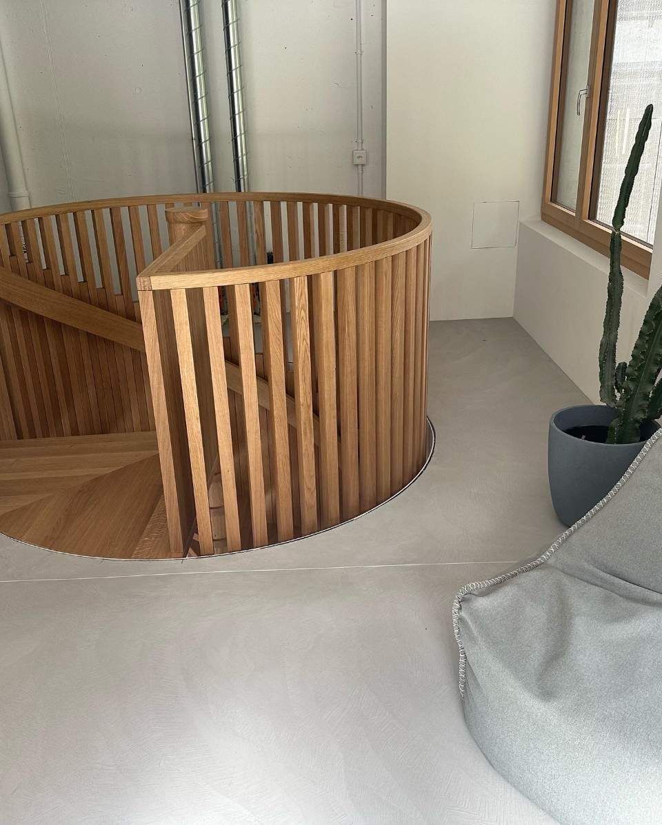 Wendeltreppe mit Betonspachtelboden