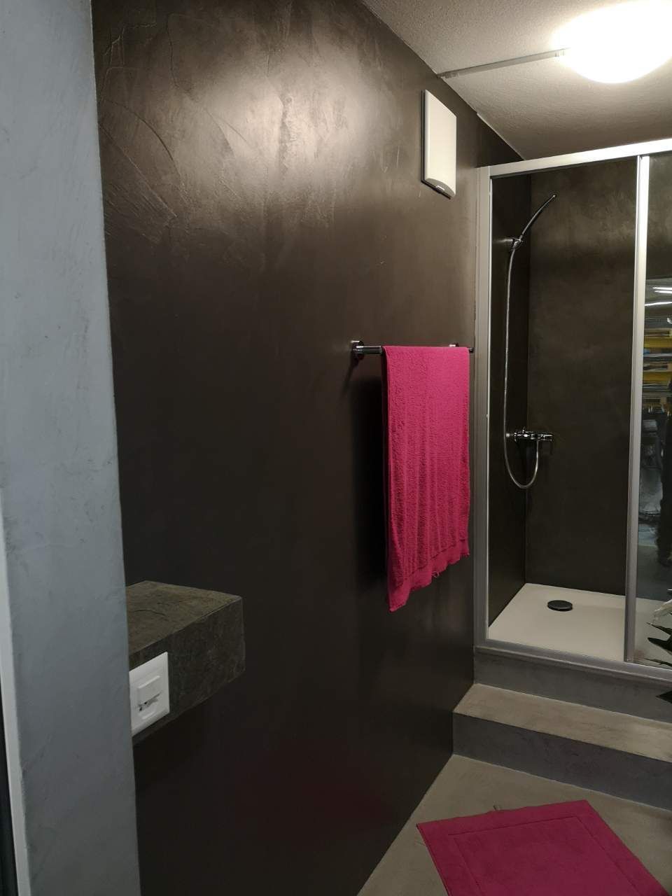 Kontrastreiches Badezimmer in Beton-Optik