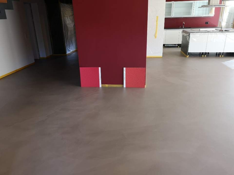 Rote Wand setzt Akzente im Wohnzimmer