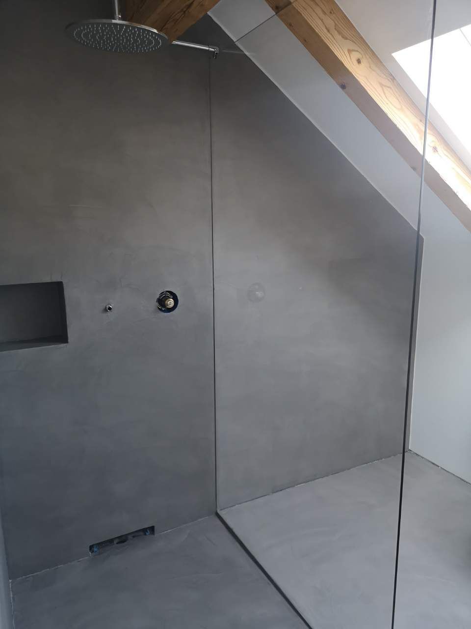 Graue Dusche mit Trennwand aus Glas