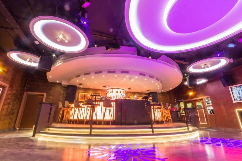 Fussboden einer Bar mit Betonoptik