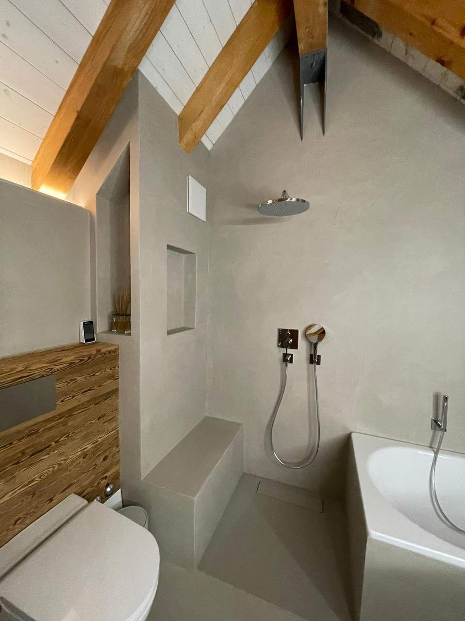 Badezimer mit Betonspachtelputz