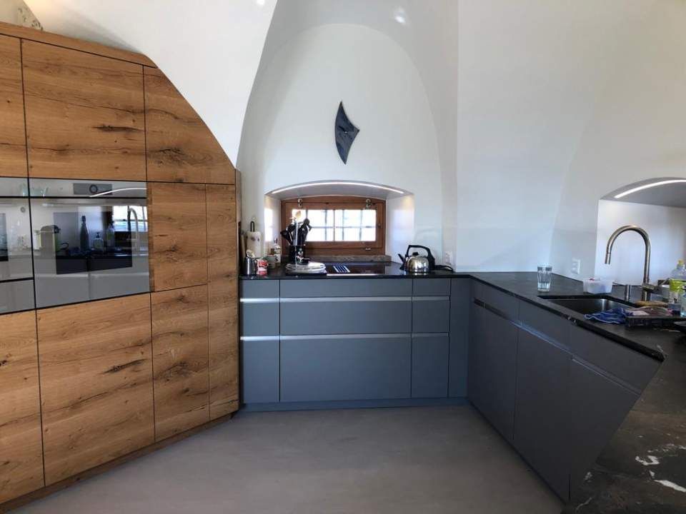 Küchenzeile mit Betonspachtel versehen