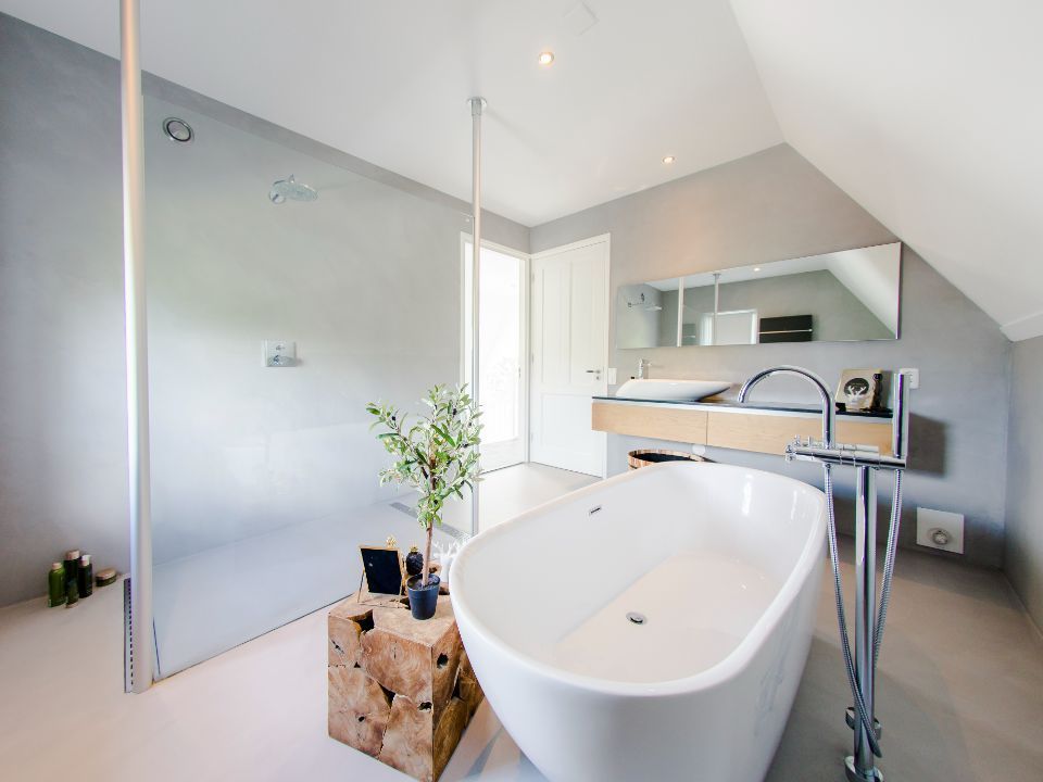 Badezimmer mit Wanne und Basebeton als Putz