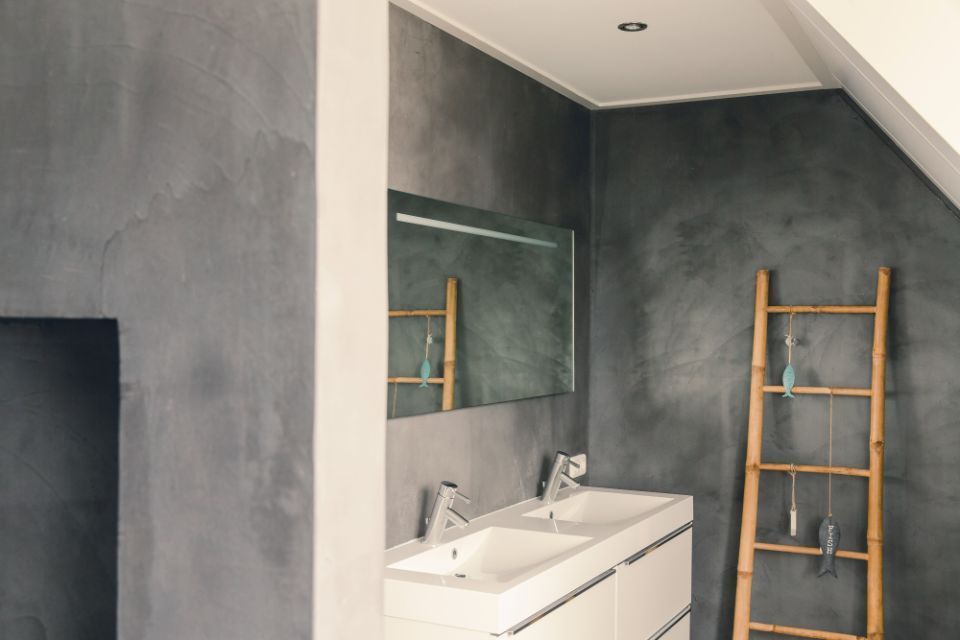 Badezimmer verputzt mit Beton Ciré für französischen Look