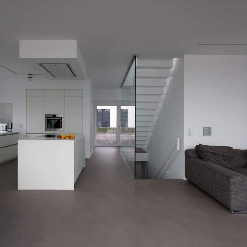 Helles Wohnzimmer mit Boden aus Betonspachtel