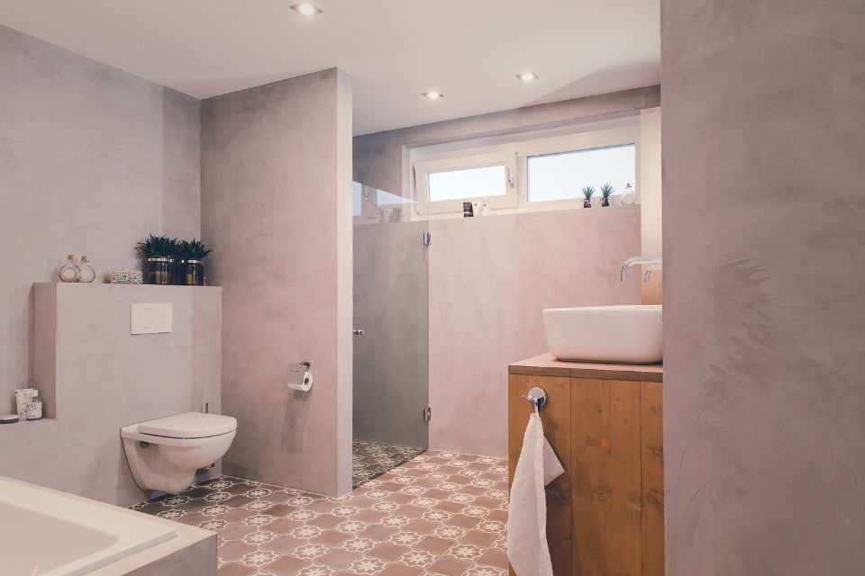 Beton Ciré verputzt im großen Badezimmer