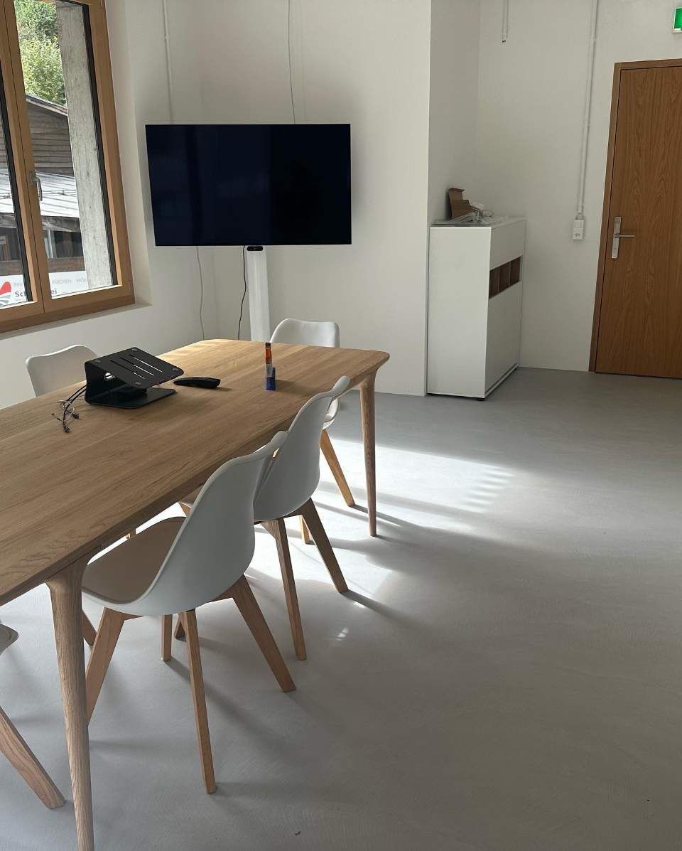 Wohnzimmer mit grauem Boden aus Betonspachtel