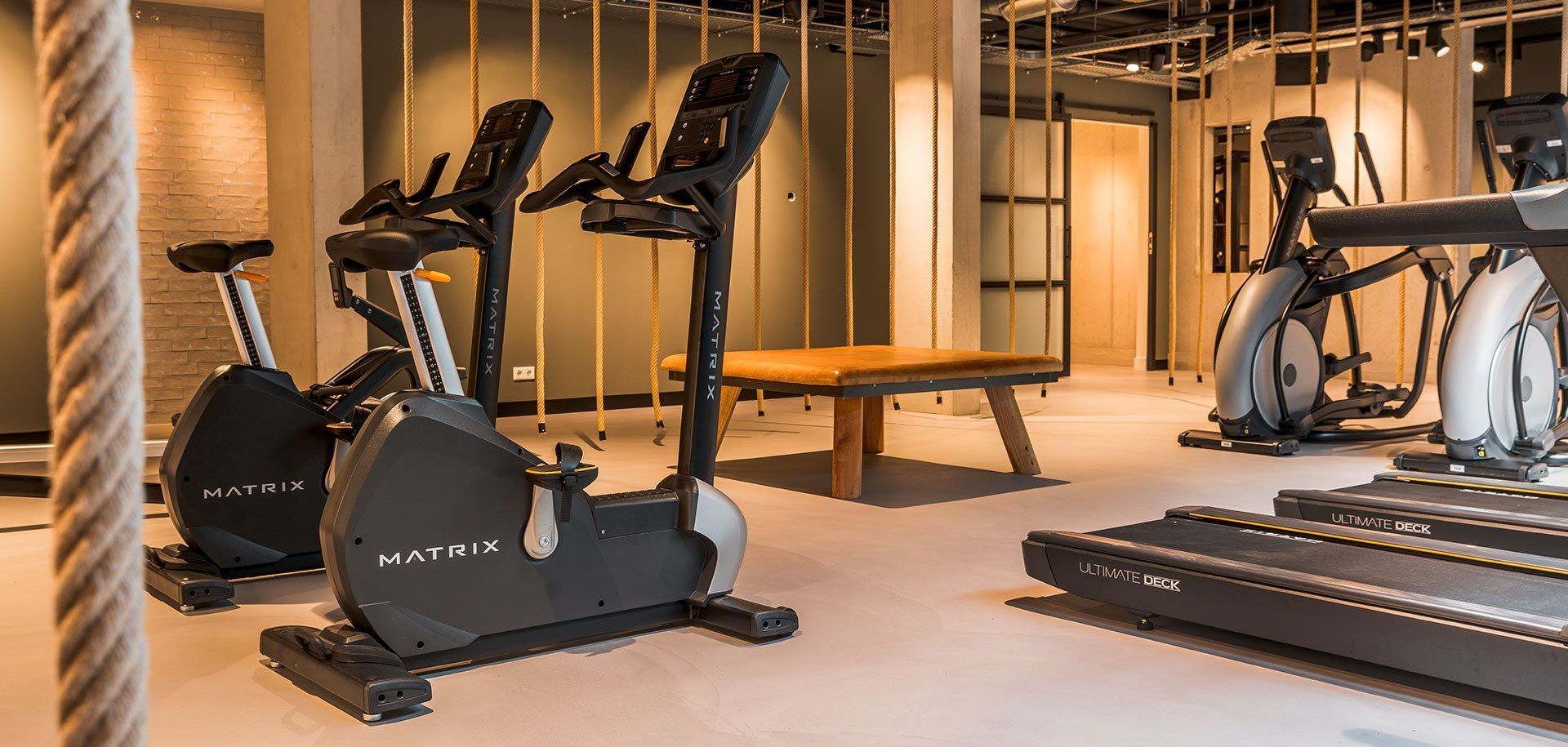 Fitnessstudio verputzt mit Basisbeton