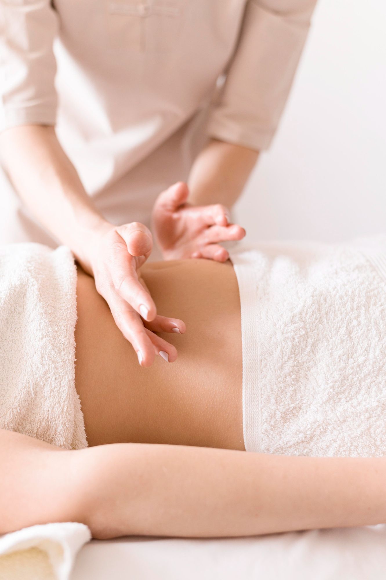 Una mujer está recibiendo un masaje en el estómago en un spa.