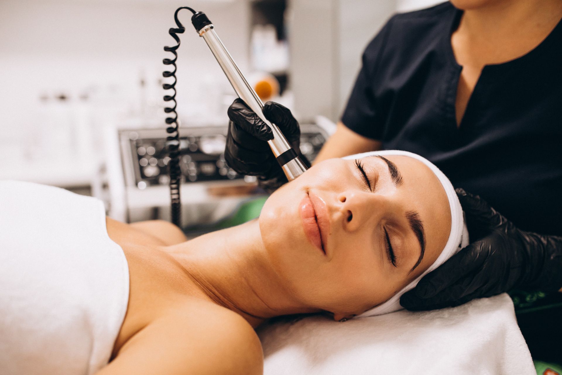 Una mujer está recibiendo un tratamiento facial en un salón de belleza.