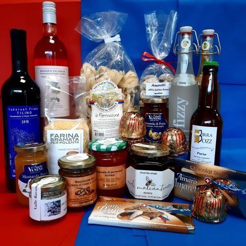 Scaffali pieni di vari flaconi di prodotti per la pulizia, per lo più nelle tonalità del rosso, del blu e del trasparente.