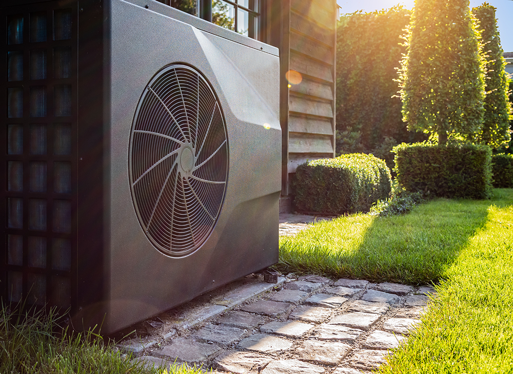 Une pompe à chaleur dans un jardin