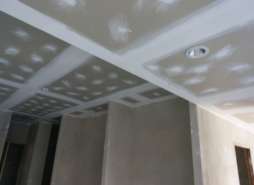 Une pièce avec un plafond qui a des trous