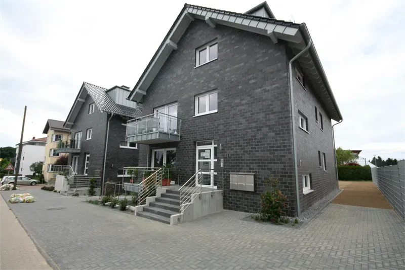 Ein großes Backsteingebäude mit Treppen, die hinaufführen