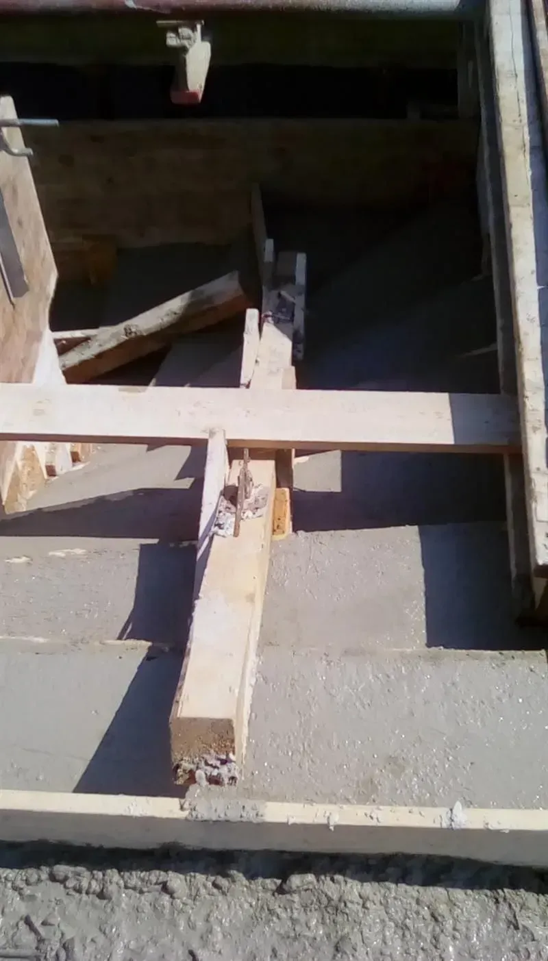 Ein Stück Holz liegt auf einer Betonoberfläche.