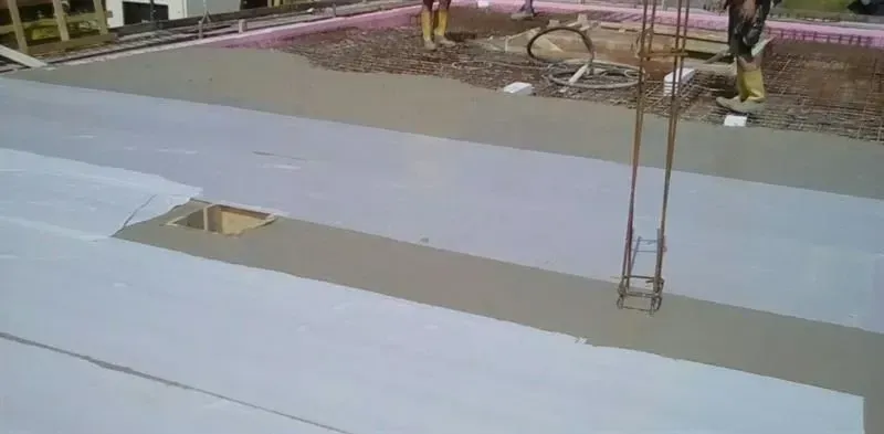 Eine Gruppe Bauarbeiter arbeitet an einem Betonboden.