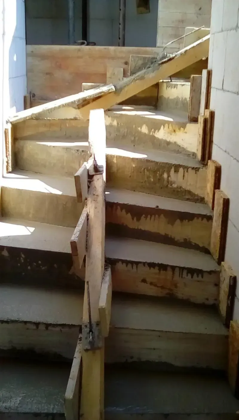 Eine Reihe von Holztreppen, die gebaut werden