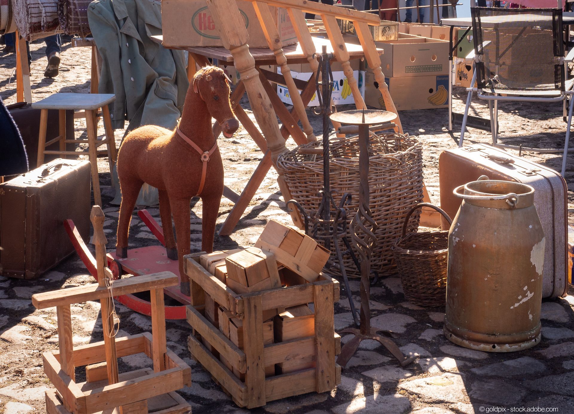 Ein Mann räumt ein Grundstück und packt Möbeln in einem LKW mit.