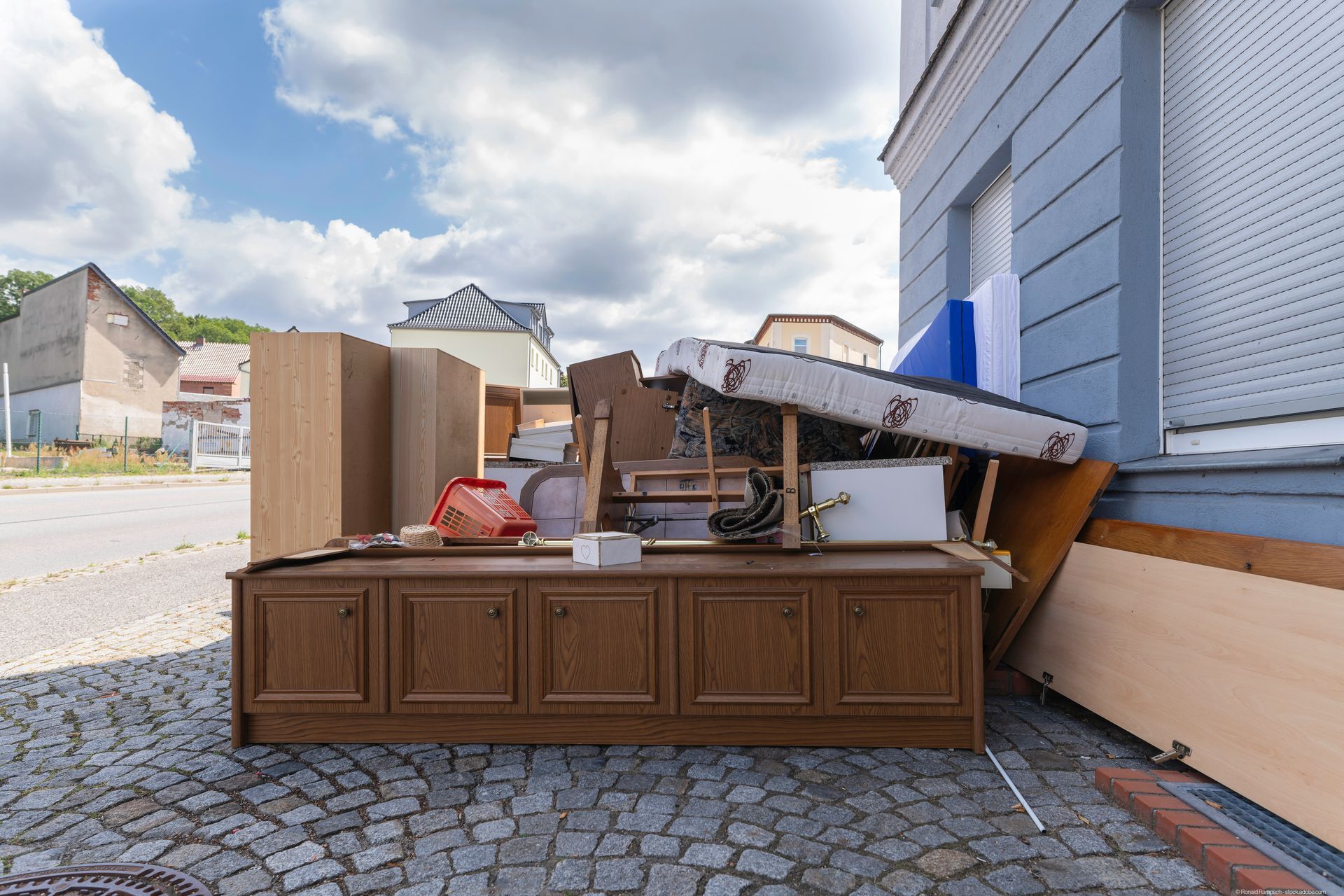 Ein unordentlicher Raum mit einem vielen Umzugskartons