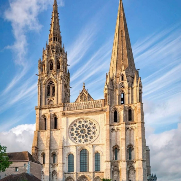 Cathédrale gothique à deux flèches et à rosace.
