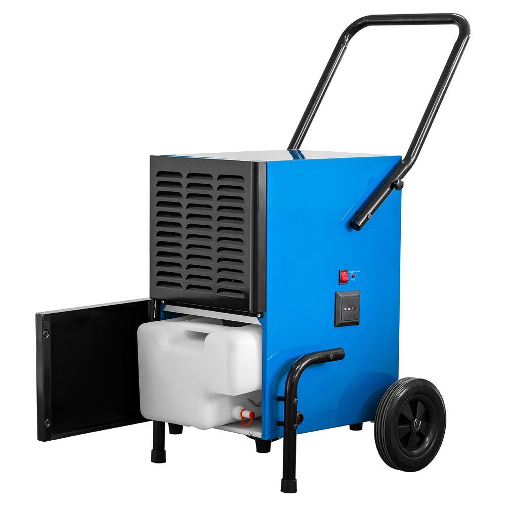 Blauer Luftentfeuchter mit schwarzem Griff, Rädern und offener Tür, hinter der der Wassertank sichtbar ist.