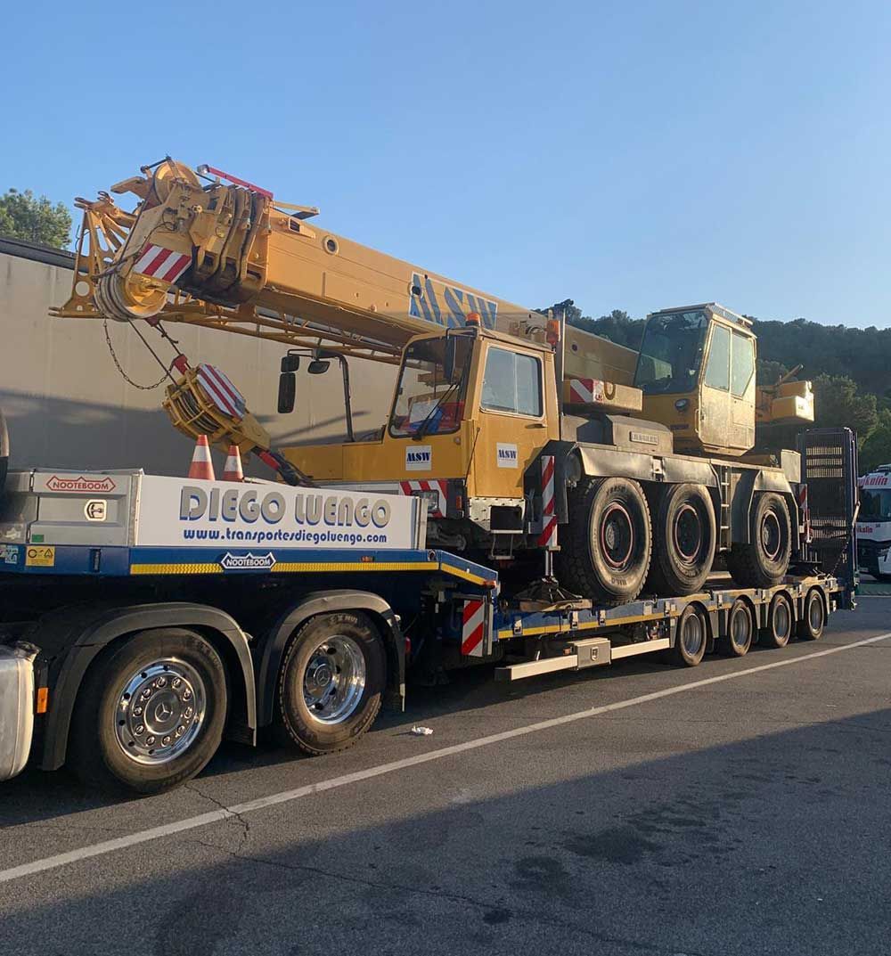 Una grúa amarilla está en la parte trasera de un camión Iveco de Diego