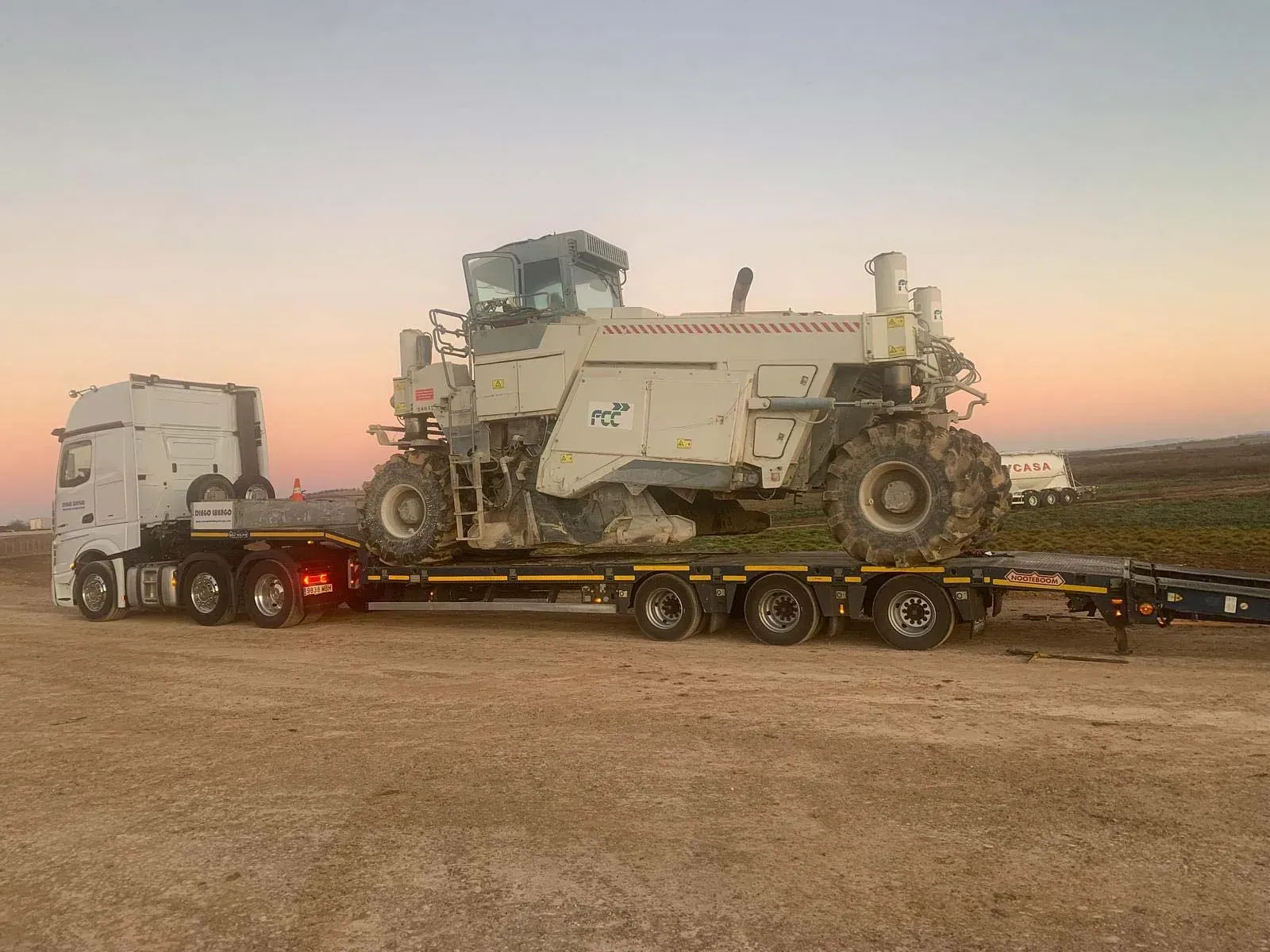 Un tractor grande está siendo transportado en un remolque.